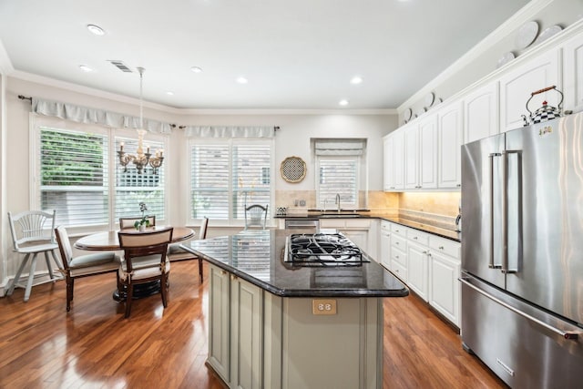 3024 Greenhill Dr, Plano, TX 75093 - kitchen with high end refrigerator, black gas cooktop, a chandelier, crown molding, and a kitchen island