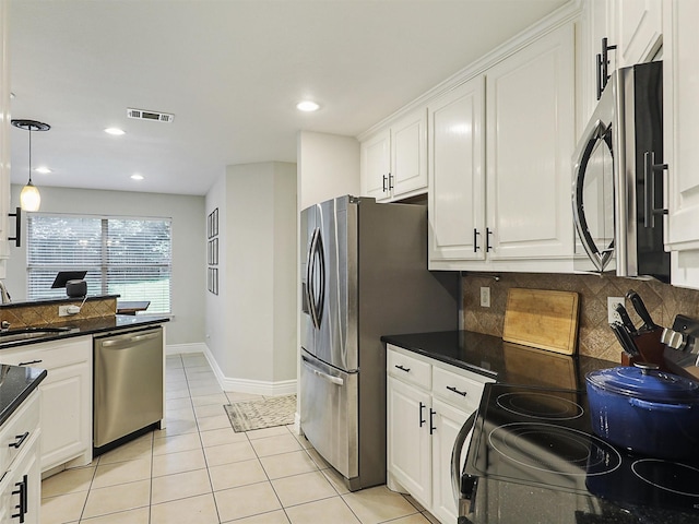 832 Adams Dr, Burleson, TX 76028 - kitchen with stainless steel appliances, dark countertops, a sink, backsplash, and recessed lighting