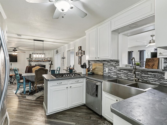 5433 Greenwood Way N, Richland Hills, TX 76180 - kitchen with a ceiling fan, stainless steel appliances, a peninsula, dark countertops, and crown molding