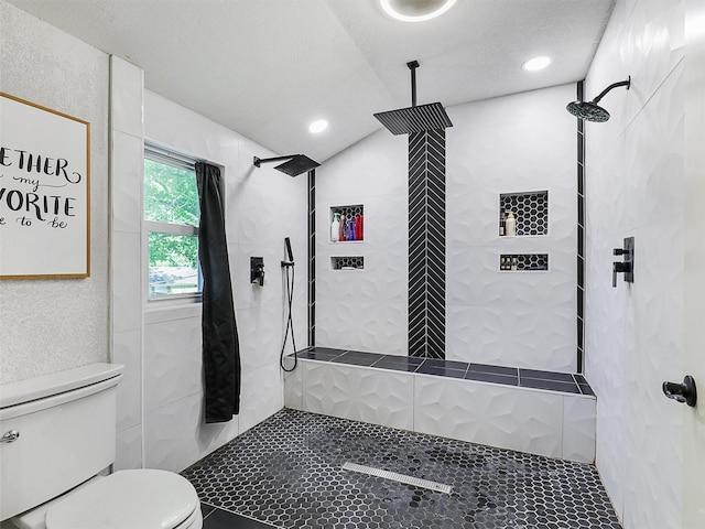 5433 Greenwood Way N, Richland Hills, TX 76180 - bathroom with toilet, tiled shower, lofted ceiling, and recessed lighting
