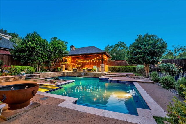 747 Kessler Lake Dr, Dallas, TX 75208 - view of swimming pool featuring a fenced backyard, a pool with connected hot tub, and a patio area