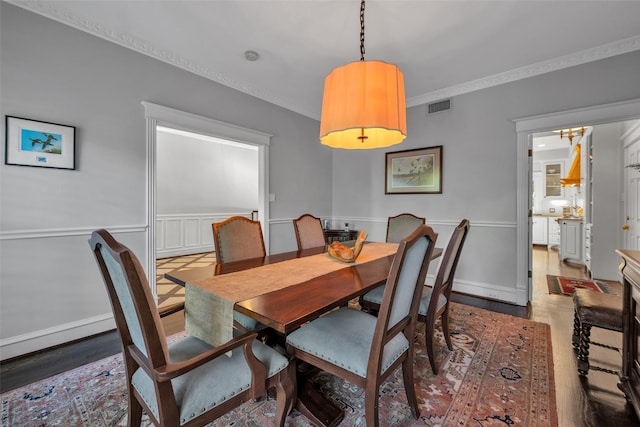 747 Kessler Lake Dr, Dallas, TX 75208 - dining space featuring wood finished floors, ornamental molding, and baseboards