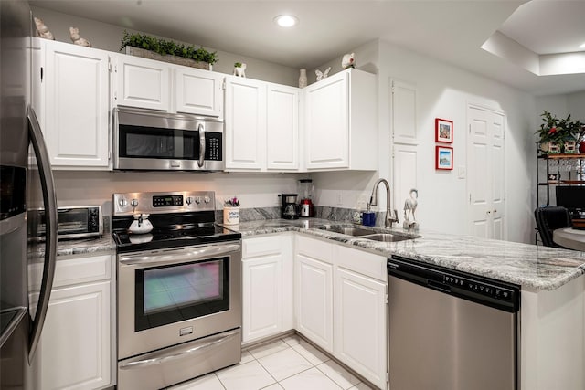 4728 Misty Oak Ln, Arlington, TX 76017 - kitchen featuring appliances with stainless steel finishes, a sink, recessed lighting, a peninsula, and white cabinets