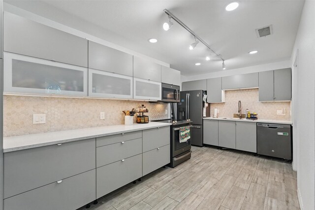 6801 Sweetwater Dr, Plano, TX 75023 - kitchen featuring stainless steel appliances, gray cabinetry, a sink, light countertops, and recessed lighting