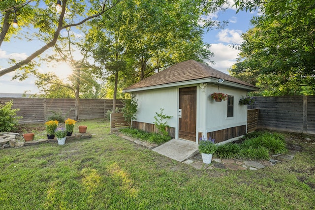 731 N Horne St, Duncanville, TX 75116 - view of yard featuring an outdoor structure and a storage unit