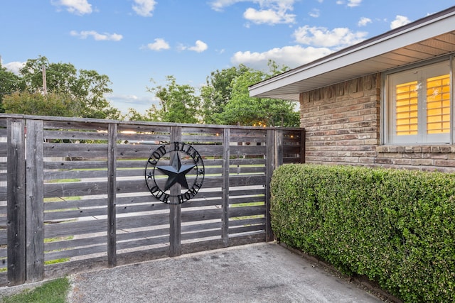 731 N Horne St, Duncanville, TX 75116 - gate with fence