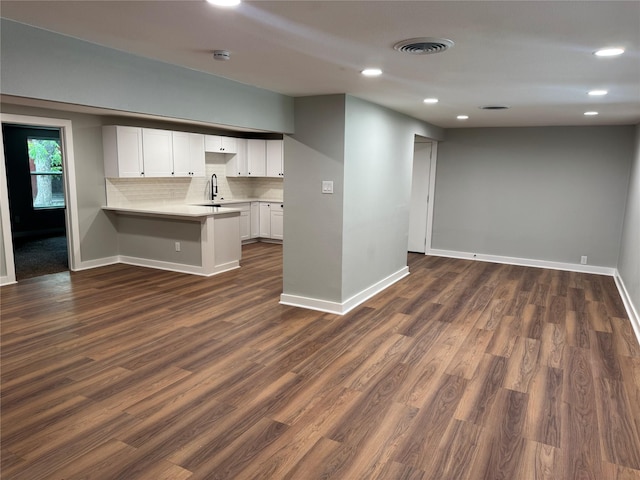 1220 Brittany Ln, Arlington, TX 76013 - kitchen featuring open floor plan, a peninsula, baseboards, recessed lighting, and dark wood finished floors