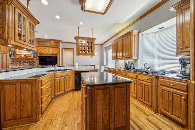 4024 Oakmeadow Dr, Plano, TX 75093 - kitchen featuring black appliances, ornamental molding, a sink, backsplash, and a center island