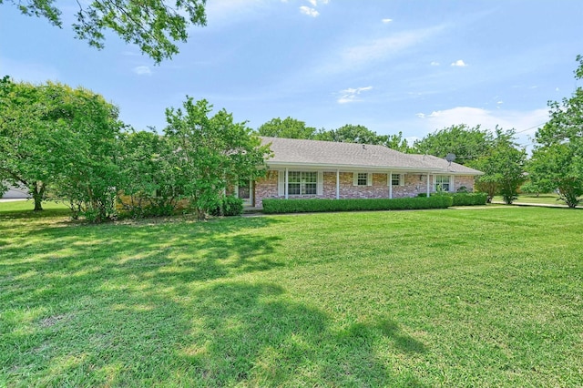 single story home with a front lawn