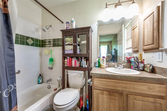 3406 Nomas St, Dallas, TX 75212 - full bath featuring shower / bath combo, toilet, vanity, and a textured wall