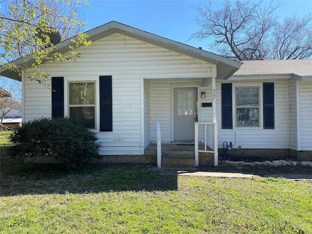 907 W 8th St, Bonham, TX 75418 - bungalow-style home with a front yard and a shingled roof