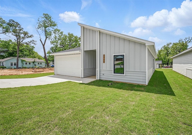 2734 W Washington St, Denison, TX 75020 - view of front of house with board and batten siding, a front lawn, and a detached garage
