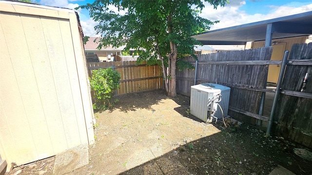 18 E Townhouse Ln Unit 31, Grand Prairie, TX 75052 - view of yard featuring central AC and fence