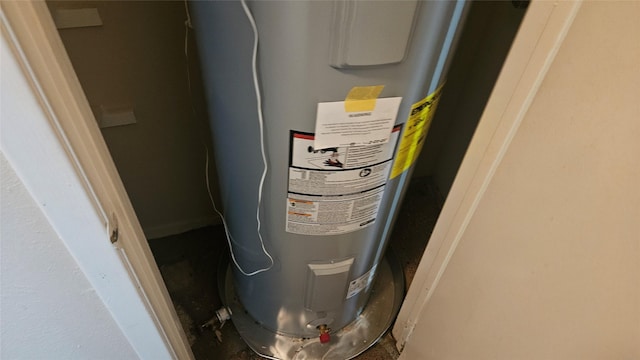 18 E Townhouse Ln Unit 31, Grand Prairie, TX 75052 - utility room featuring electric water heater