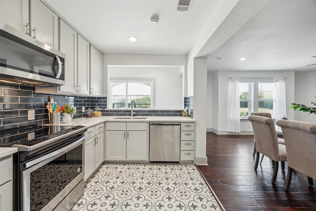 1964 W Davis St, Dallas, TX 75208 - kitchen with stainless steel appliances, a sink, healthy amount of natural light, backsplash, and recessed lighting
