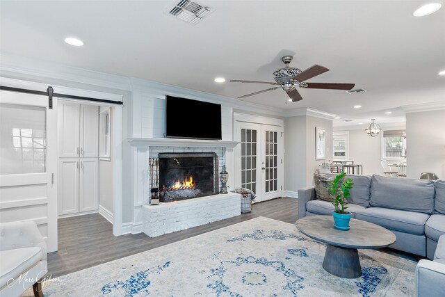 5730 Lovers Ln, Shreveport, LA 71105 - living area featuring ceiling fan, crown molding, recessed lighting, baseboards, and wood finished floors