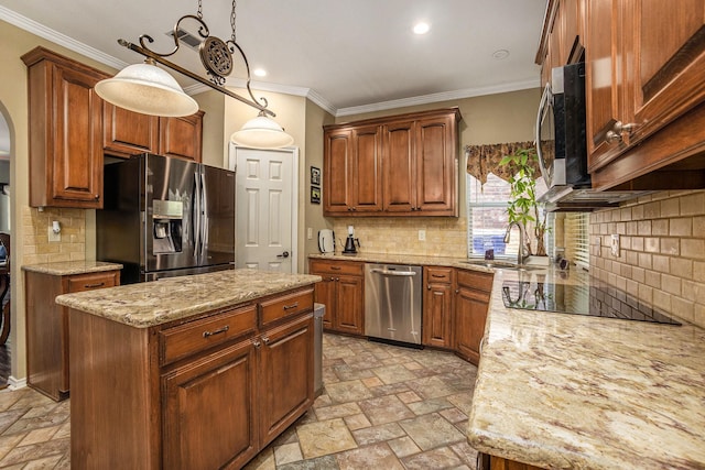 1516 Cheyenne Trl, Mansfield, TX 76063 - kitchen with stainless steel appliances, a sink, decorative backsplash, crown molding, and stone tile flooring