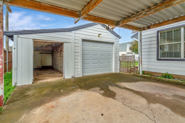 313 W 7th St, Irving, TX 75060 - detached garage with fence