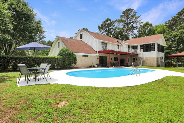 19413 US Highway 79 E, Jacksonville, TX 75766 - view of swimming pool featuring stairs, a patio area, a yard, and a sunroom