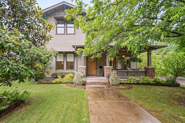 view of front of property featuring a porch and a front yard
