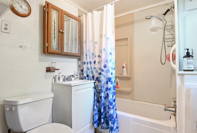 2509 Bird St, Fort Worth, TX 76111 - full bath featuring shower / bath combo with shower curtain, toilet, and vanity