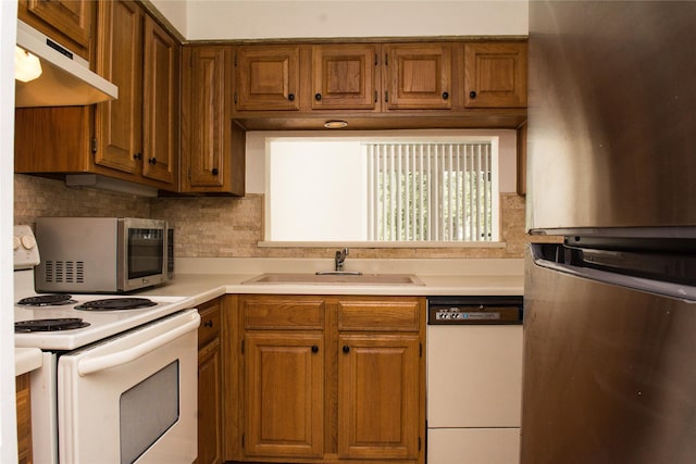 1101 Quail Valley Ln Unit 211, Arlington, TX 76011 - kitchen featuring stainless steel appliances, under cabinet range hood, light countertops, and brown cabinetry