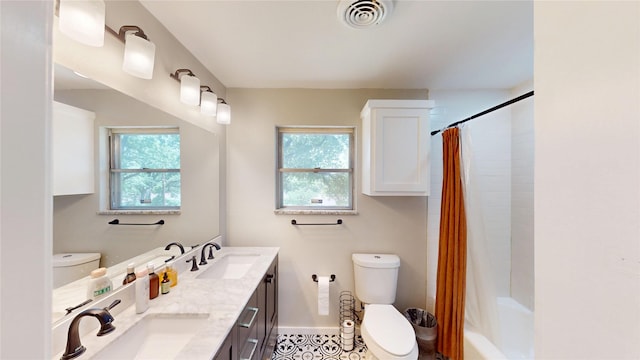 1408 Briarwood Blvd, Arlington, TX 76013 - full bath featuring toilet, baseboards, double vanity, and shower / bath combination with curtain