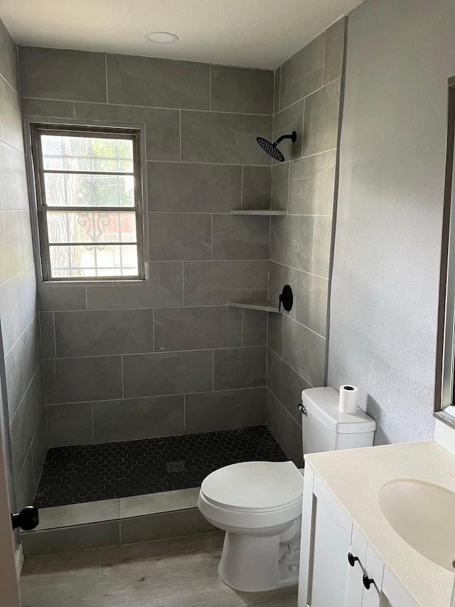 2836 Modree Ave, Dallas, TX 75216 - full bath featuring toilet, tiled shower, vanity, and wood finished floors