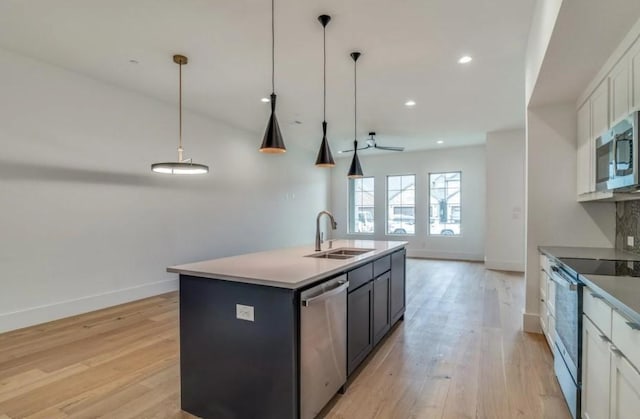 822 Eaglescliffe Lndg, Wylie, TX 75098 - kitchen featuring stainless steel appliances, a sink, light wood finished floors, baseboards, and recessed lighting