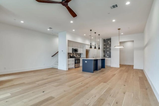 822 Eaglescliffe Lndg, Wylie, TX 75098 - kitchen featuring open floor plan, appliances with stainless steel finishes, backsplash, a ceiling fan, and a center island with sink