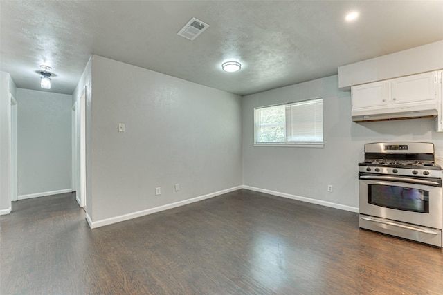 729 Grubb Cir, Mesquite, TX 75149 - kitchen with stainless steel gas stove, under cabinet range hood, baseboards, and dark wood-style floors
