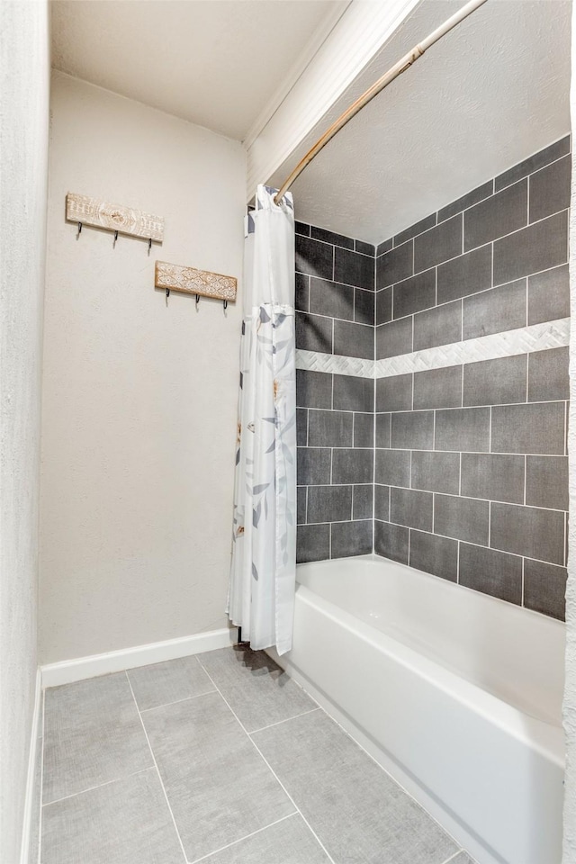 605 Sevilla Dr, Garland, TX 75043 - full bath featuring shower / tub combo with curtain, tile patterned flooring, and baseboards