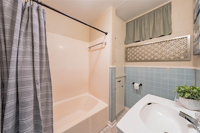 152 Pin Oak, Mabank, TX 75156 - full bath featuring shower / bathtub combination with curtain, a sink, tile walls, and wainscoting