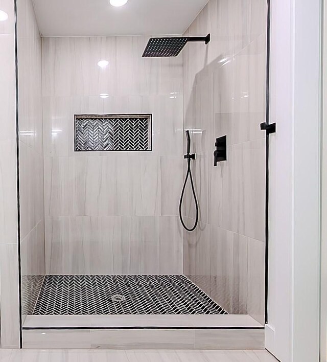 701 N Carrier Pkwy, Grand Prairie, TX 75050 - bathroom featuring tiled shower