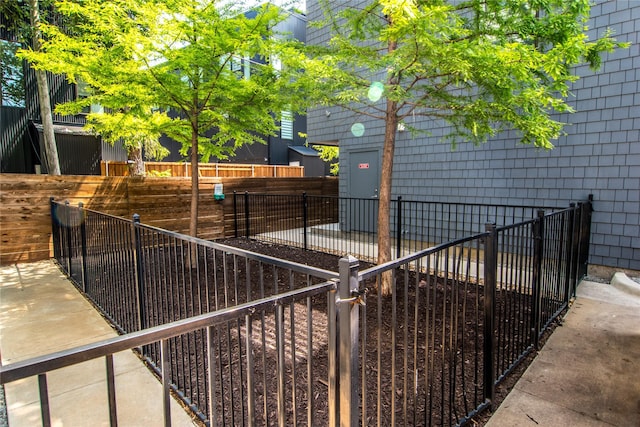 427 W 10th St Unit 803, Dallas, TX 75208 - view of side of property featuring a gate