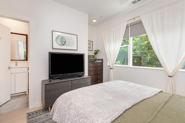 427 W 10th St Unit 803, Dallas, TX 75208 - bedroom featuring light wood-style flooring and recessed lighting
