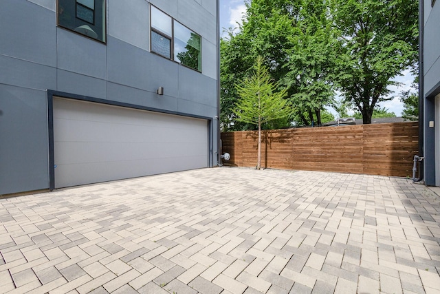 427 W 10th St Unit 803, Dallas, TX 75208 - garage with decorative driveway