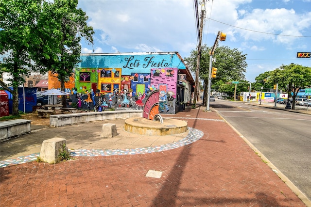 427 W 10th St Unit 803, Dallas, TX 75208 - view of asphalt road featuring traffic lights, sidewalks, street lighting, and curbs
