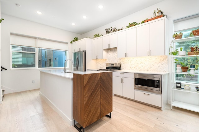 427 W 10th St Unit 803, Dallas, TX 75208 - kitchen featuring stainless steel appliances, light wood finished floors, light countertops, tasteful backsplash, and recessed lighting