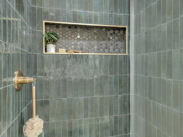 8521 Brookridge Dr, North Richland Hills, TX 76182 - bathroom with tiled shower