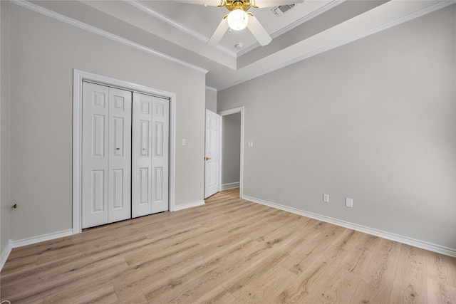 934 Hills Creek Dr, Mckinney, TX 75072 - unfurnished bedroom featuring crown molding, light wood-type flooring, baseboards, a ceiling fan, and a closet