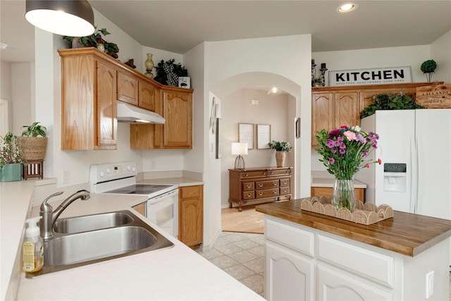 10617 Big Oak Dr, Fort Worth, TX 76131 - kitchen featuring white appliances, a sink, under cabinet range hood, arched walkways, and recessed lighting