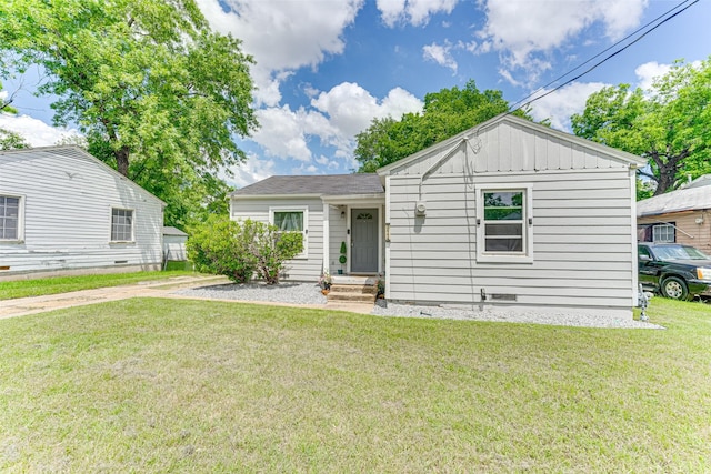 3444 Kellogg Ave, Dallas, TX 75216 - view of front of property featuring a front lawn and board and batten siding