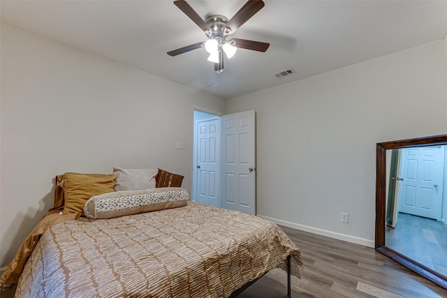3444 Kellogg Ave, Dallas, TX 75216 - bedroom featuring wood finished floors, baseboards, and ceiling fan