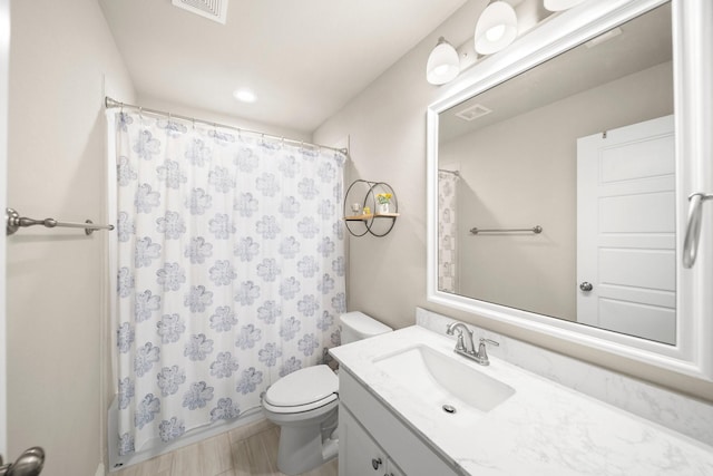 481 Washington Ave, Waxahachie, TX 75165 - full bath featuring vanity, toilet, a shower with curtain, and recessed lighting