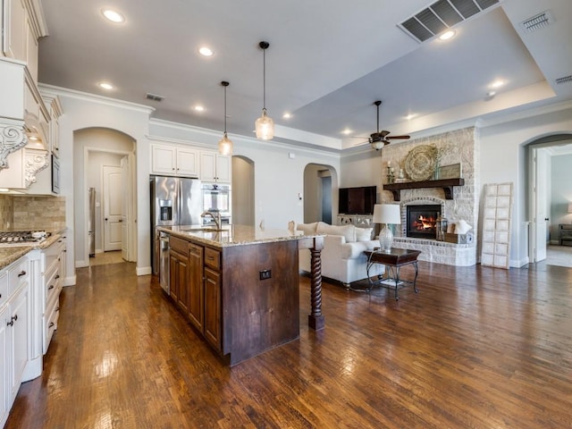114 Crestbrook Dr, Rockwall, TX 75087 - kitchen featuring stainless steel appliances, ceiling fan, a sink, a breakfast bar, and open floor plan