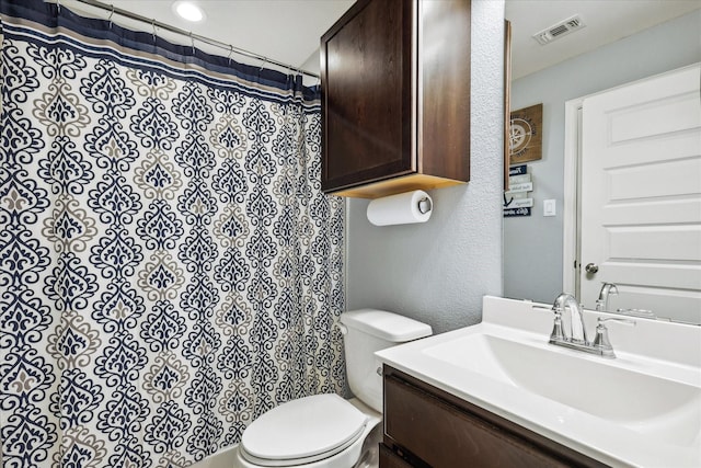 1946 Bel Air Dr, Arlington, TX 76010 - full bathroom featuring toilet, vanity, a textured wall, and curtained shower
