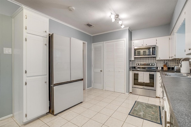 4016 El Campo Ave, Fort Worth, TX 76107 - kitchen featuring appliances with stainless steel finishes, a sink, backsplash, white cabinetry, and ornamental molding