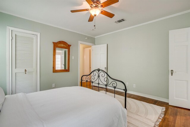 4016 El Campo Ave, Fort Worth, TX 76107 - bedroom featuring wood finished floors, crown molding, baseboards, a ceiling fan, and a closet