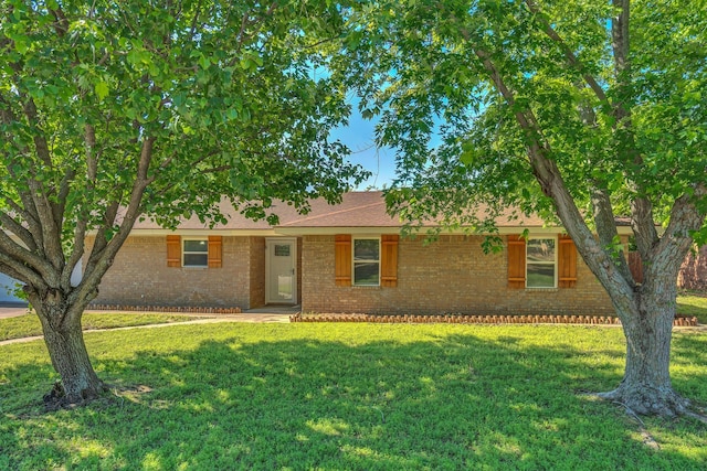 1507 Linda St, Bowie, TX 76230 - ranch-style house featuring brick siding and a front lawn